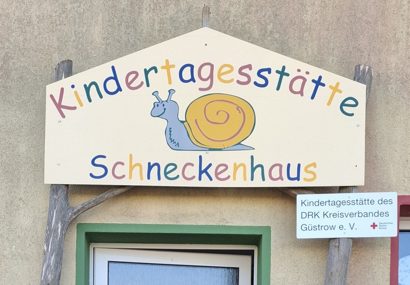 Bild zeigt das Eingangsschild der Kita Schneckenhaus