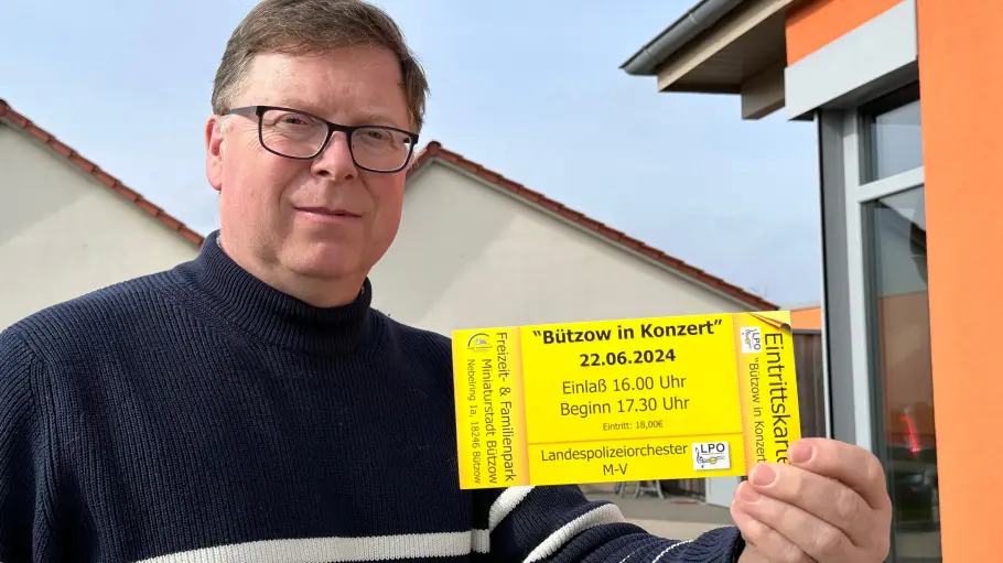 Bild zeigt Quartiersmanager Mirko Flora mit der Eintrittskarte für das Konzert in der Hand