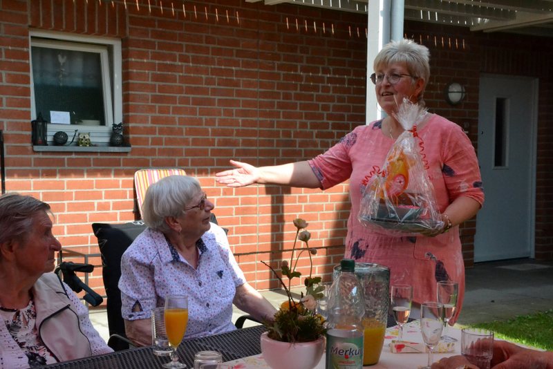 Bild zeigt Frau Drews bei der Übergabe eines Präsents an Bewohnerin Renate Bergmann